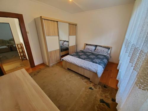 Dormitorio pequeño con cama y mesa en Vila Max, en Sarajevo