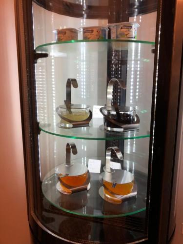 a display case with several dishes in a microwave at Hôtel Le Lys d'Or in Vauvert