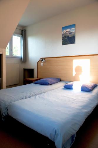 - 2 lits dans une chambre d'hôtel à l'ombre dans l'établissement Résidence Florimontane, à Talloires