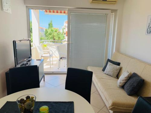 诺瓦利娅Josip Modern Apartment Novalja的客厅里有一张沙发和一张桌子。