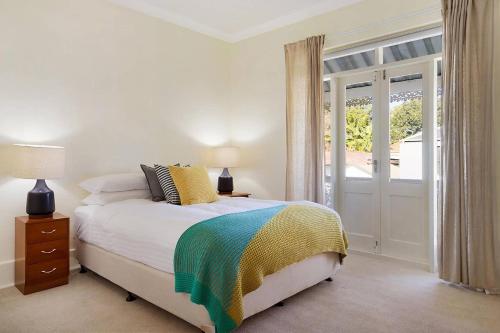 A bed or beds in a room at Spacious Victorian With Harbour View Terrace