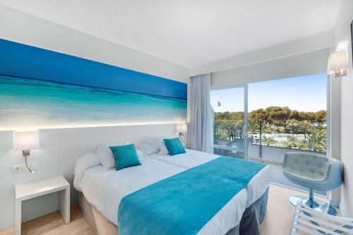 sypialnia z dużym łóżkiem i dużym oknem w obiekcie Plaza Santa Ponsa Boutique - Adults Only. w miejscowości Santa Ponsa