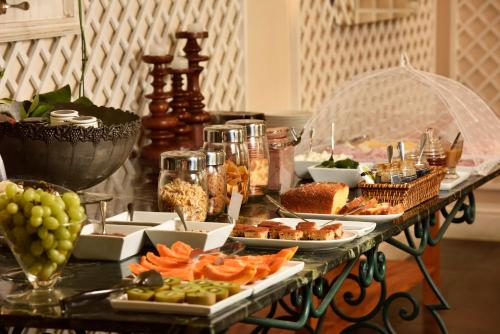 a buffet of food on a table with food at Locanda della Mimosa in Itaipava