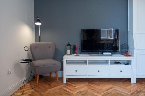 TV a/nebo společenská místnost v ubytování Midnight Blue