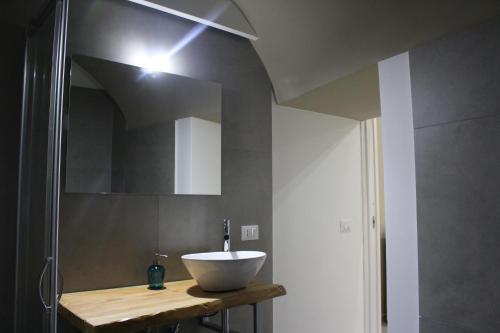 ein Badezimmer mit einem weißen Waschbecken auf der Theke in der Unterkunft CIVITAS in Catania