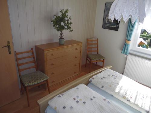Ένα ή περισσότερα κρεβάτια σε δωμάτιο στο Familienurlaub in Ostfriesland für max 7 Pers in 2 Wohnungen, auch Einzeln Wohnungen