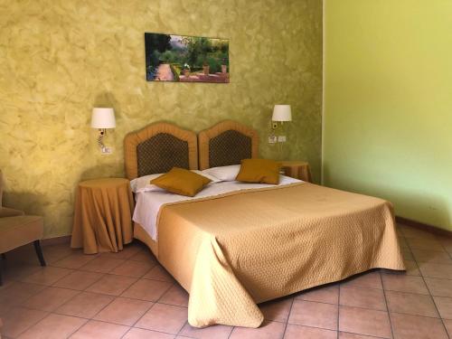 a bedroom with a large bed with yellow walls at Il Fondaccio in Lizzano in Belvedere