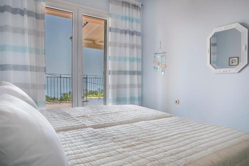 Un dormitorio con una cama con vista al mar. en Countrystyle Villa Bonora, en Skala