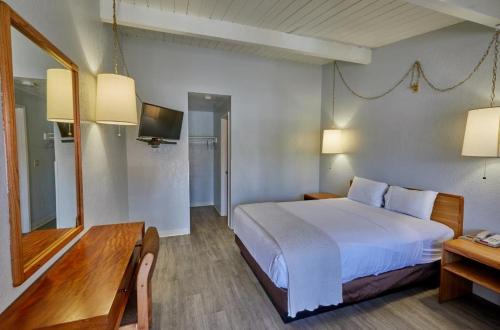 מיטה או מיטות בחדר ב-EZ 8 Motel San Jose I