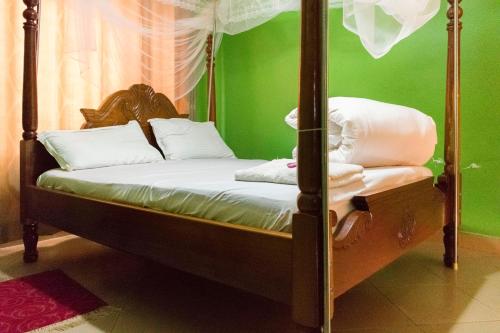 Gulta vai gultas numurā naktsmītnē Rates Motel Mbale