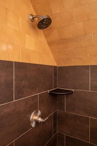 Bilik mandi di Hotel Broad Ripple