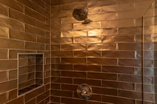 Bilik mandi di Hotel Broad Ripple