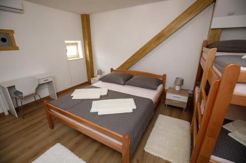 Postel nebo postele na pokoji v ubytování Prenoćište Kastel