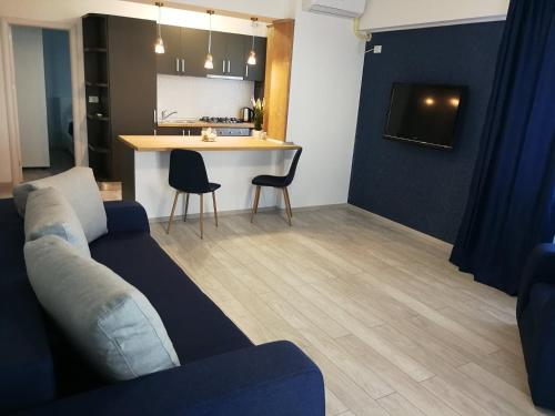 a living room with a couch and a kitchen at Inima Mamaia LuxyMar 2 Apartment in Mamaia
