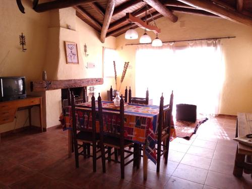 uma cozinha com mesa e cadeiras num quarto em Nonno Aldo Casa de campo em Maipú