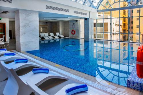 Bazén v ubytování Century Hotel Doha nebo v jeho okolí