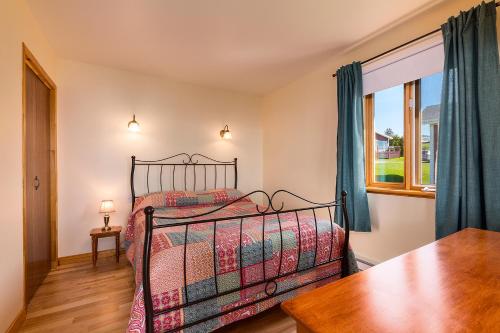 1 dormitorio con cama y ventana en Domaine Frais Air, en La Malbaie