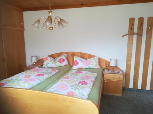 Bett in einem Zimmer mit zwei Kissen darauf in der Unterkunft Biobergbauernhof Bergzeit Apartment in Goldegg in Goldegg