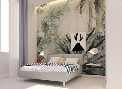1 dormitorio con 1 cama con papel pintado tropical en N'Agorà B&B, en Nápoles