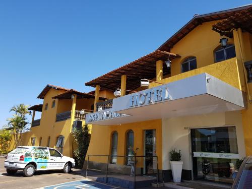 a hotel with a car parked in front of it at Esplanada Hotel in Paraguaçu Paulista