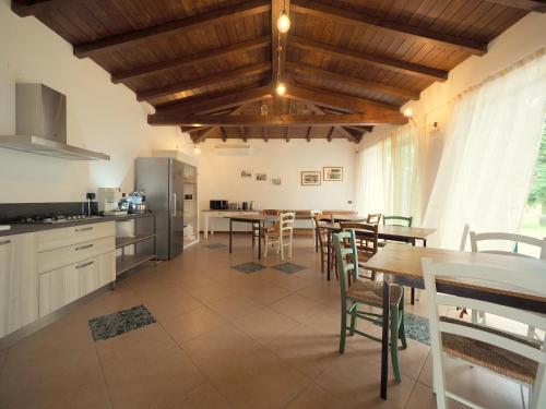 una cucina e una sala da pranzo con tavolo e sedie di B&B Ca' Restom a Reggio Emilia