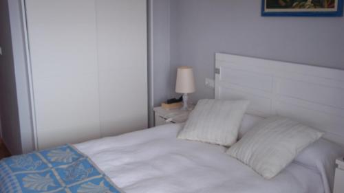 apartamento Cala Flores nº VV MU5868-1 في كابو دي بالوس: سرير أبيض مع وسادتين في غرفة النوم