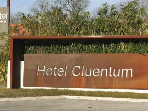 a sign for a hotel cluthim at Hotel Cluentum in Tolentino