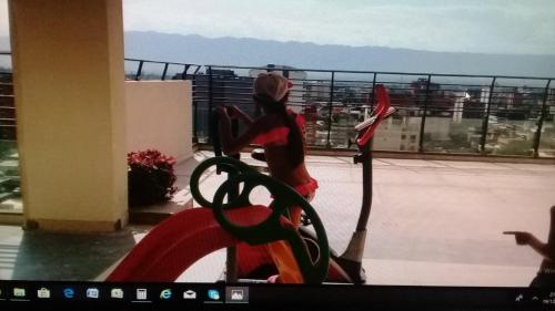 Una mujer parada en la azotea en Departamento Moderno Y Confortable, en San Miguel de Tucumán