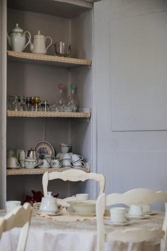 a room with a table with dishes on a shelf at Villa Rambaudi in Sanfrè