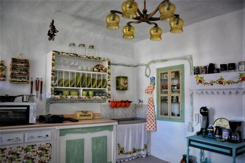 a kitchen with a counter and a ceiling at Casa di Cardellino in Psarades