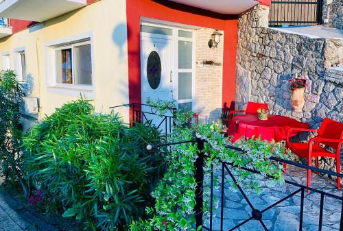 Jardín al aire libre en Ermones Ruby Villa