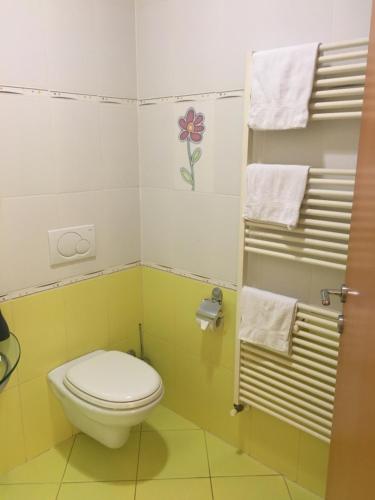 a small bathroom with a toilet and towels at Motel Sofia in Sežana