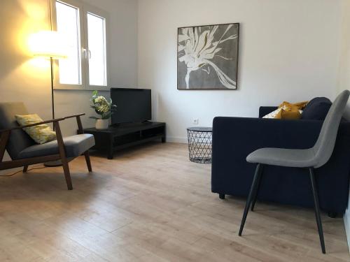 ein Wohnzimmer mit einem Sofa und einem TV in der Unterkunft Descalzos Apartment - Old Town in Tarragona
