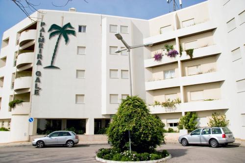 O Apartamento A Ramos Palmeira Galé Está inserido num Condomínio com PISCINA, Fica apenas a 250 Metros da Praia da Galé - Apartamento com Ar Condicionado na Sala, Smart TV com Prime Vídeo e Cozinha Completa