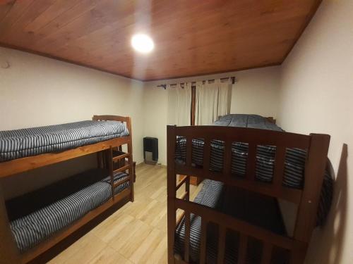 מיטה או מיטות קומותיים בחדר ב-Alojamiento Los Alelies