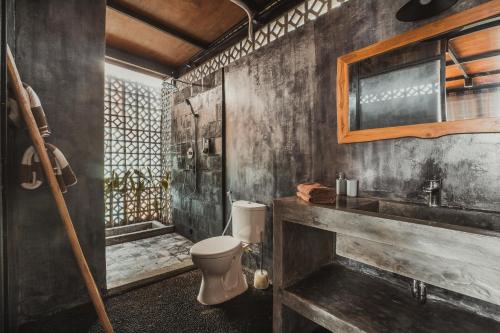 een badkamer met een toilet, een wastafel en een douche bij Big Brother Berawa Beach in Canggu