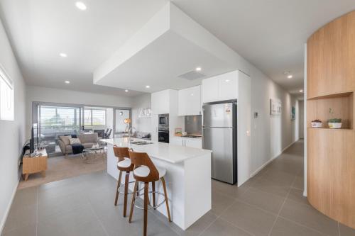 Kuchyň nebo kuchyňský kout v ubytování Astra Apartments Newcastle (Merewether)