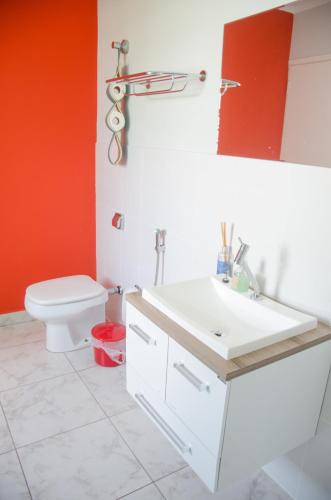 a bathroom with a white sink and a toilet at Pousada Happy Inn in Campinas