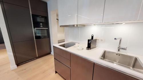 eine Küche mit einer Spüle und einer Arbeitsplatte in der Unterkunft White Pearl Apartment 1.05 in Timmendorfer Strand
