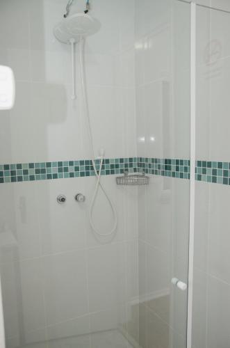 a bathroom with a shower with a glass door at Pousada Happy Inn in Campinas