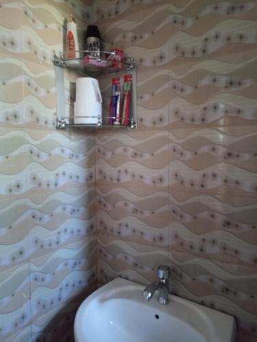 Bilik mandi di Jfour comfort zone hostel