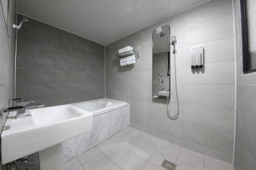 2Night Business Hotel tesisinde bir banyo