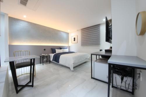 Un pat sau paturi într-o cameră la 2Night Business Hotel