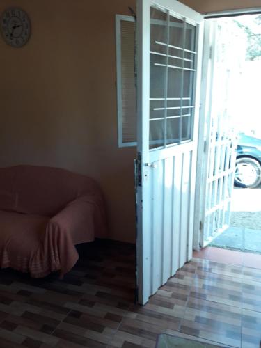 una porta aperta su un soggiorno con divano di Santorini Bed en Córdoba a Córdoba