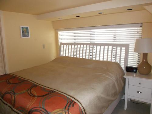 Giường trong phòng chung tại Hollywood Sands Resort, a VRI resort