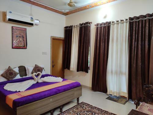 Ένα ή περισσότερα κρεβάτια σε δωμάτιο στο Hotel Tiger Haveli