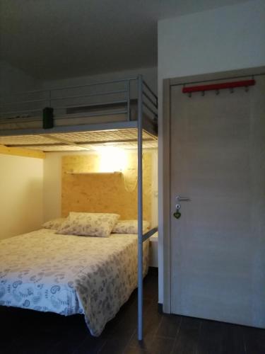 a bedroom with a bunk bed and a door at lo zahir in Marina di Ragusa
