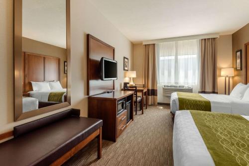艾斯沃茲的住宿－埃爾斯沃思康福特茵酒店，酒店客房,设有两张床和镜子