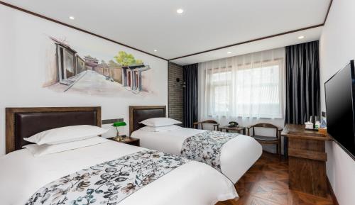 מיטה או מיטות בחדר ב-Nostalgia Hotel (Prince Gong Mansion)