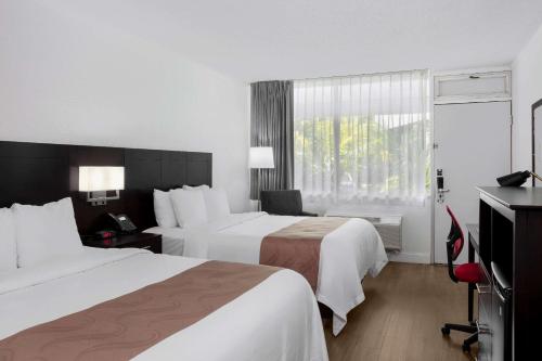 Un pat sau paturi într-o cameră la Quality Inn Miami South